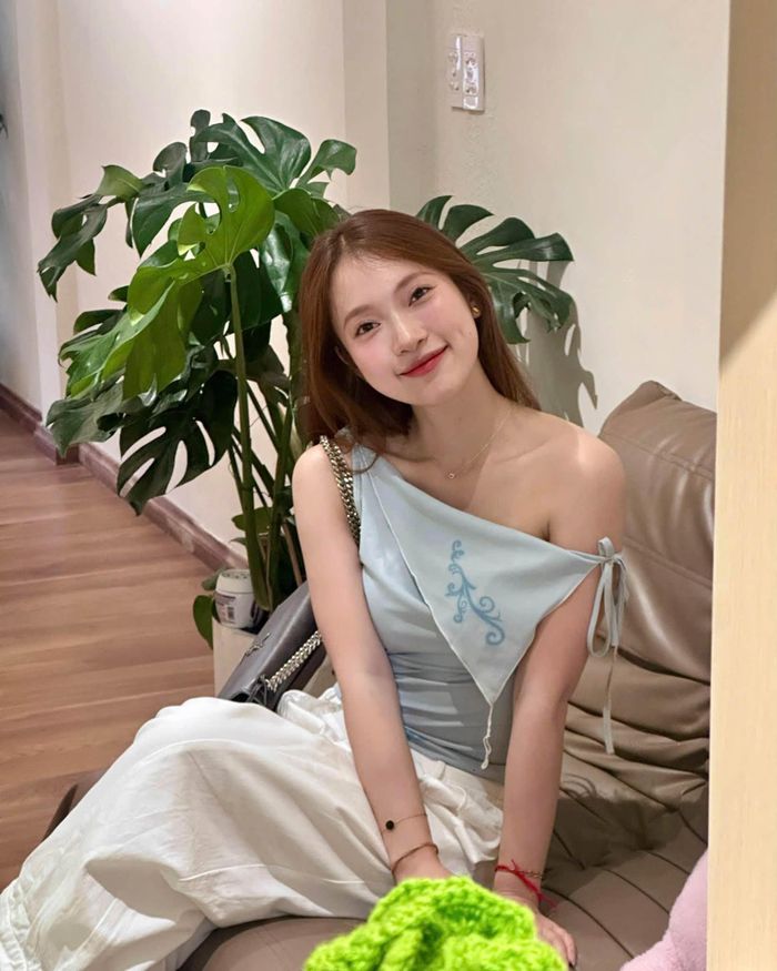 MC Khánh Vy chia sẻ hình ảnh trẻ trung, quyến rũ và tràn đầy năng lượng trong ngày cuối tuần.