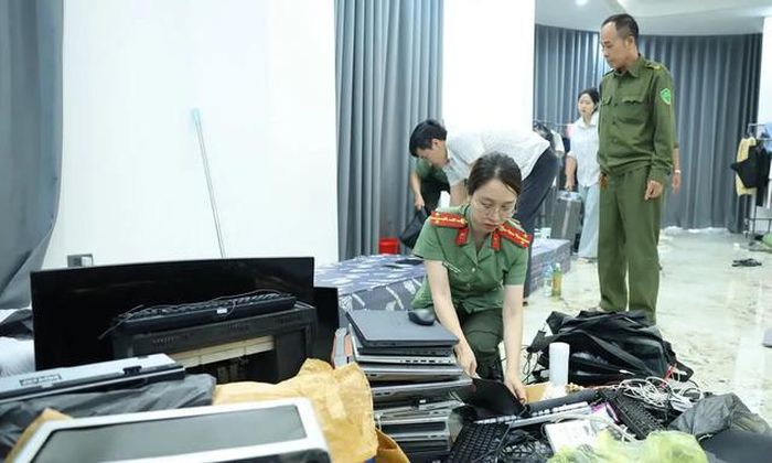Lực lượng chức năng thu giữ hàng trăm máy tính, điện thoại là tang vật vụ án. Ảnh: Cục A05