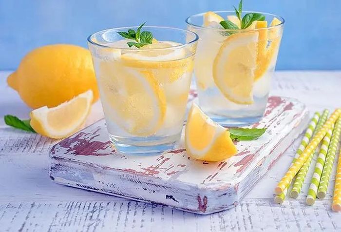 Uống nước chanh là một thói quen đơn giản có thể mang lại lợi ích lâu dài cho sức khỏe. (Ảnh: MedicineNet)