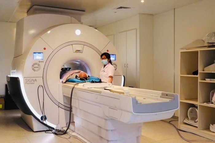 Bệnh nhân đang được chụp MRI tại Bệnh viện Ung bướu TPHCM. Ảnh: Huỳnh Thảo.