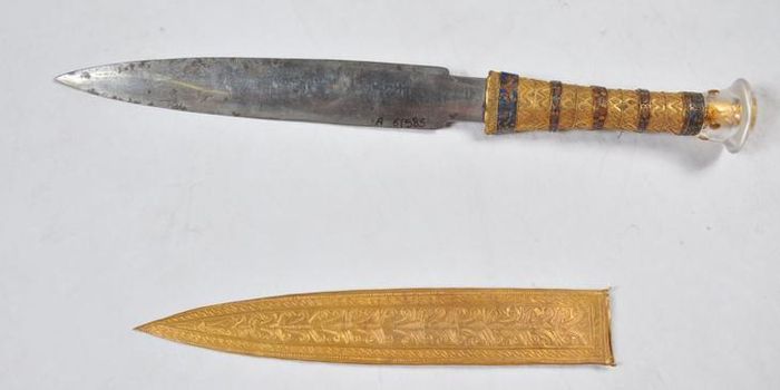 Hình ảnh thanh dao găm làm từ vật liệu "ngoài hành tinh" trong mộ Tutankhamun. Ảnh: Daniela Comelli/Bảo tàng Ai Cập tại Cairo