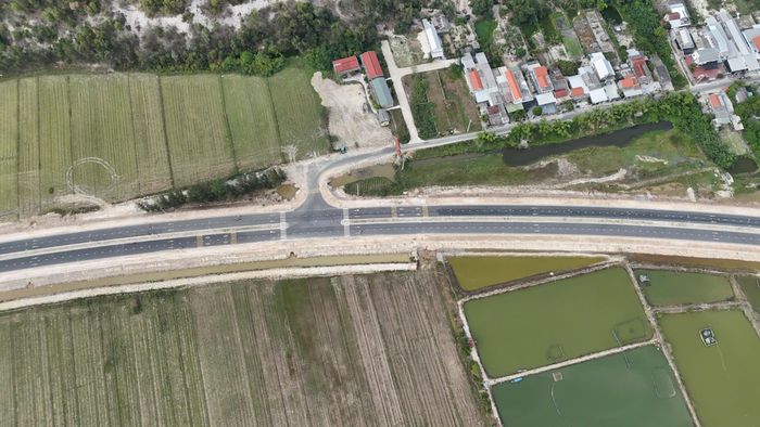 Đến thời điểm cuối tháng 7, toàn bộ đoạn đường dẫn phía Nam đã cơ bản thành hình. Các đơn vị thi công đang hoàn thiện những hạng mục phụ trợ cuối cùng để đồng bộ toàn tuyến trước khi bàn giao đưa vào khai thác. Ảnh: Hoàng Dũng