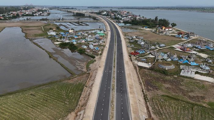 Quá trình triển khai dự án từng phải điều chỉnh tiến độ do gặp khó khăn trong công tác giải phóng mặt bằng, nhất là khu vực đường dẫn phía Nam cầu. Ảnh: Hoàng Dũng