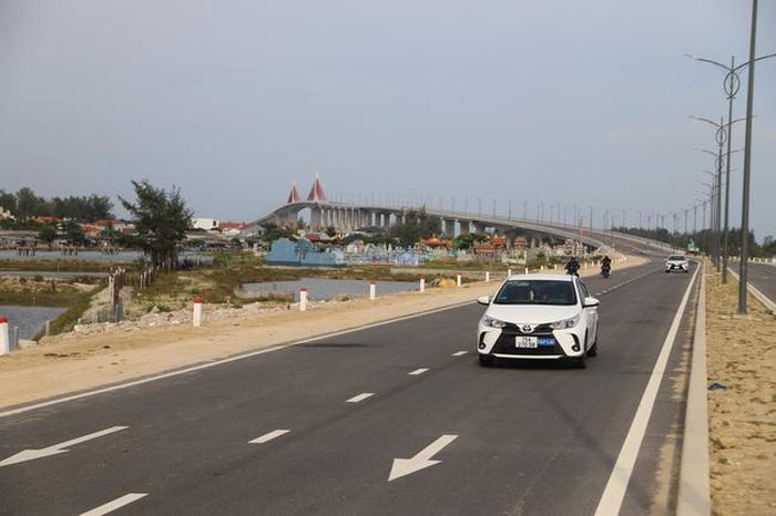 Đến ngày 30/4, công trình được thông xe kỹ thuật khi hạng mục cầu cùng đường dẫn phía Bắc hoàn thành, trong khi đường dẫn phía Nam tiếp tục được tập trung thi công sau khi từng bước tháo gỡ các vướng mắc về mặt bằng. Ảnh: Hoàng Dũng