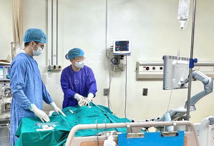 BS Tô Hoàng Dương và đồng nghiệp đang tiến hành can thiệp thay huyết tương cho bệnh nhân. Ảnh: BVCC