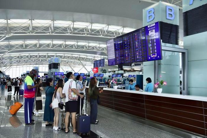 Sân bay Nội Bài áp dụng phương án phân luồng giao thông mới từ ngày 3/8, thay đổi cách tổ chức đón, trả khách và vị trí đỗ xe tại các nhà ga. (Ảnh Thành Long)