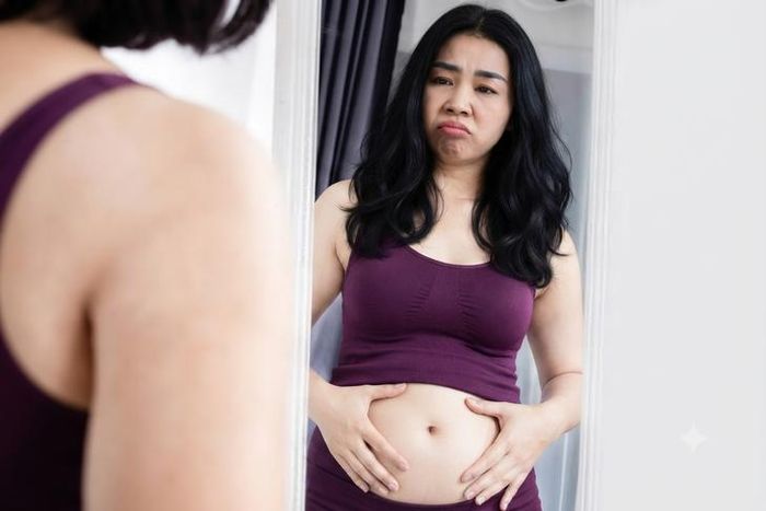 Tình trạng tăng cân khi đến kỳ kinh nguyệt không đáng lo ngại và sẽ nhanh chóng qua đi. Ảnh minh họa AI