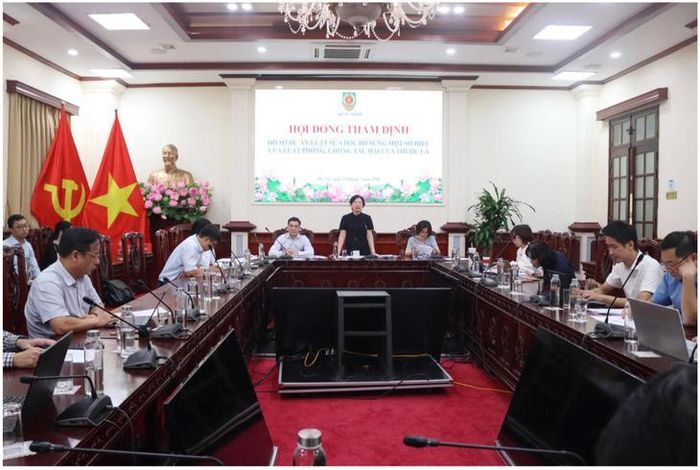 Cục trưởng Cục Pháp luật hình sự - hành chính và Quản lý xử lý vi phạm hành chính Nguyễn Thị Hạnh chủ trì cuộc họp. Ảnh: Tường Minh.