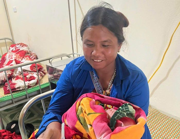 Bé trai được các y, bác sĩ Trạm Y tế xã Huồi Tụ theo dõi, chăm sóc sau ca sinh đặc biệt giữa đường rừng. (ảnh: CSCC)