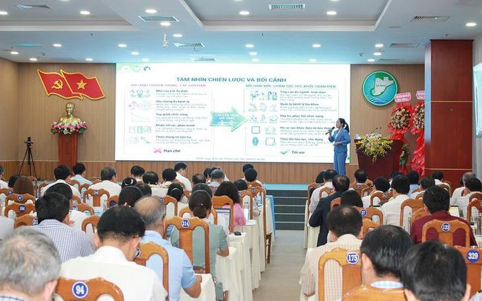 Lãnh đạo Sở Y tế TP. Đồng Nai báo cáo tham luận tại hội nghị. Ảnh: Mimosa.