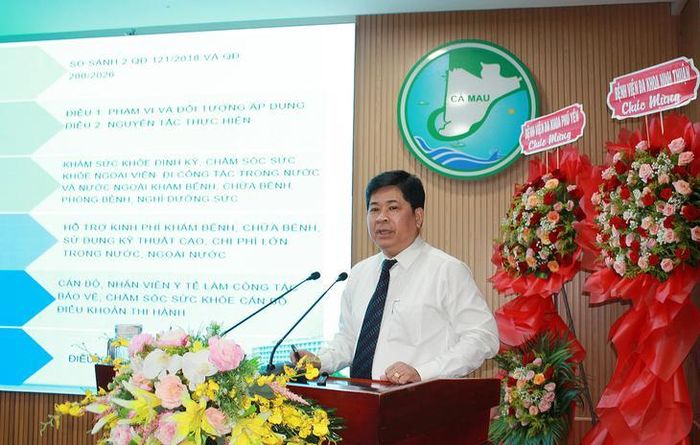 GS.TS.BS. Nguyễn Đức Công – Chủ tịch Hội đồng Chuyên môn Bảo vệ sức khỏe cán bộ miền Nam trình bày các quy định về công tác bảo vệ, chăm sóc sức khỏe cán bộ thuộc diện Trung ương quản lý. Ảnh: Mimosa.