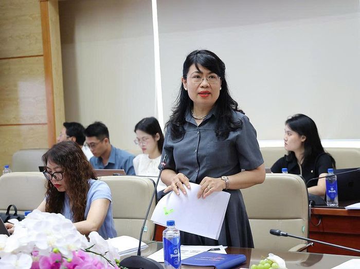 PGS.TS Lương Mai Anh, Chánh Văn phòng Hội đồng Y khoa Quốc gia báo cáo hoạt động của Hội đồng tại phiên họp. Ảnh: Trần Minh