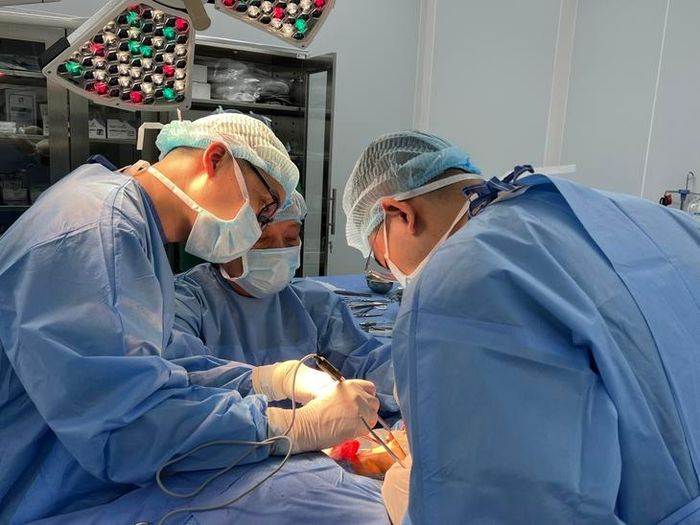 Các bác sĩ tiến hành phẫu thuật cho bệnh nhân. Ảnh:BVCC