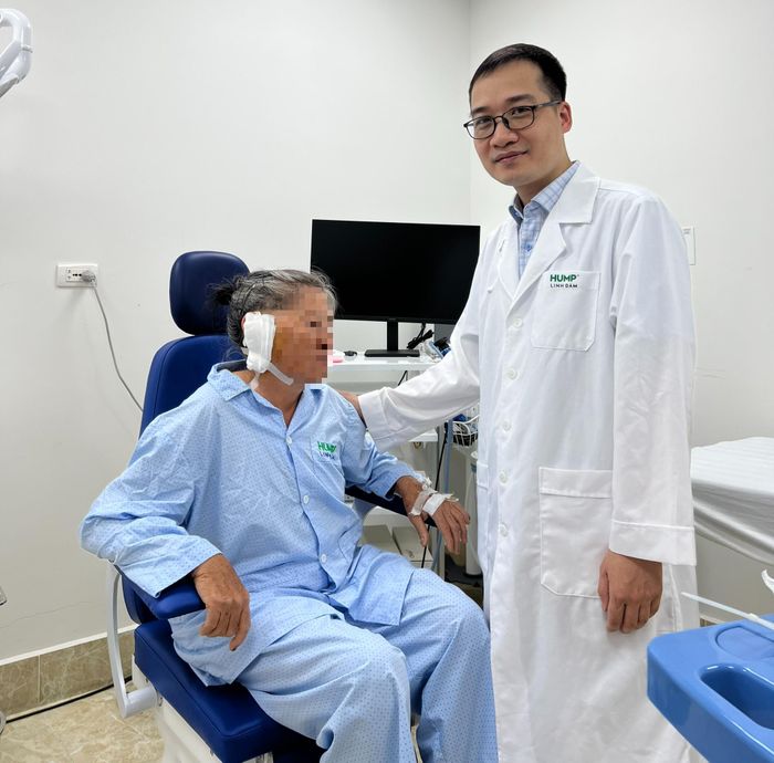 Bác sĩ thăm khám lại cho bệnh nhân trước khi ra viện. Ảnh:BVCC