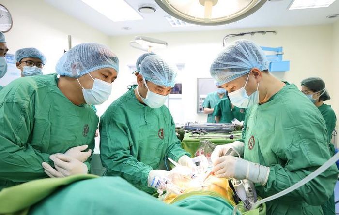 Các bác sĩ tiến hành ghép thận cho bệnh nhân. Ảnh: BVCC