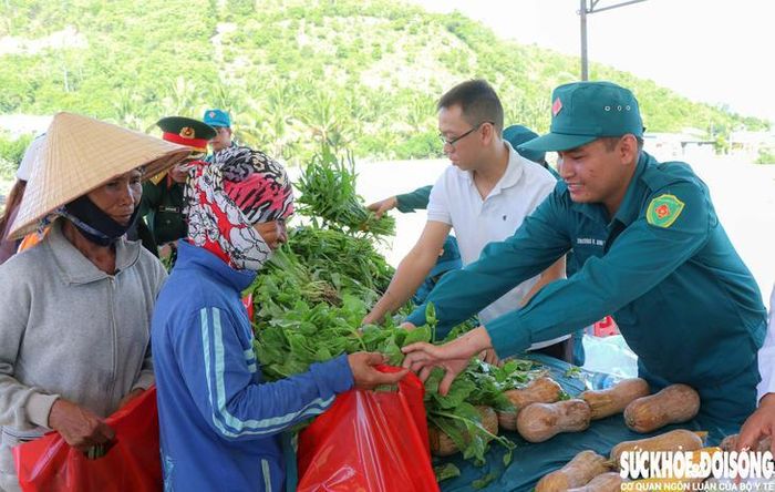 Người dân hào hứng nhận rau xanh. Ảnh: Duy Ngọc