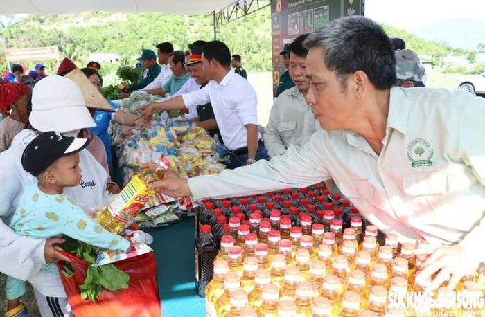 Người dân xếp hàng ngay ngắn để nhận quà. Ảnh: Duy Ngọc