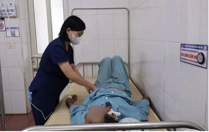 Các bác sĩ chăm sóc cho bệnh nhân mắc Whitmore ảnh: BVCC