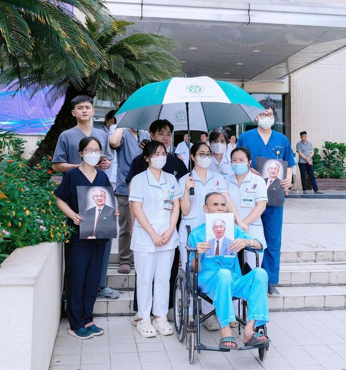 Nhân viên y tế, người bệnh chờ đưa tiễn GS Vũ Văn Đính tại sảnh Bệnh viện Bạch Mai trưa 1/8. Ảnh: BVCC