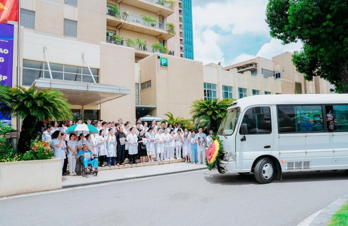 Đông đảo cán bộ y tế, đồng nghiệp và học trò, người bệnh chờ tại Bệnh viện Bạch Mai trưa 1/8 để tiễn đưa GS Vũ Văn Đính. Ảnh:BVCC