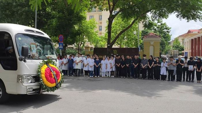 Các thế hệ học trò, cán bộ y tế, người lao động Trường Đại học Y Hà Nội, Bộ môn Hồi sức cấp cứu chờ ở cồng Trường Đại học Y Hà Nội trưa 1/8 để tiễn biệt GS Vũ Văn Đính. . Ảnh: Hoàng Bùi Hải