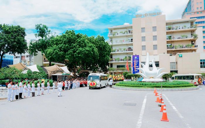 Nhiều thế hệ học trò, y bác sĩ, sinh viên, học viên tại Bệnh viện Bạch Mai kính cẩn tiễn biệt GS Văn Đính. Ảnh: BVCC