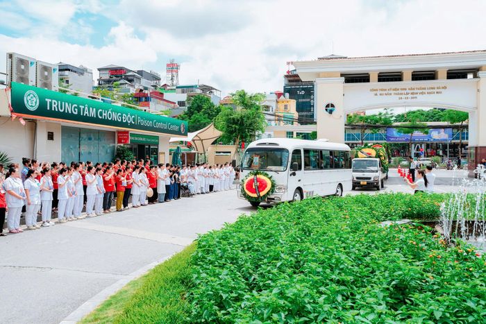 Đông đảo cán bộ y tế, đồng nghiệp và học trò tiễn đưa Giáo sư Vũ Văn Đính tại Bệnh viện Bạch Mai trưa 1/8. Ảnh: BVCC