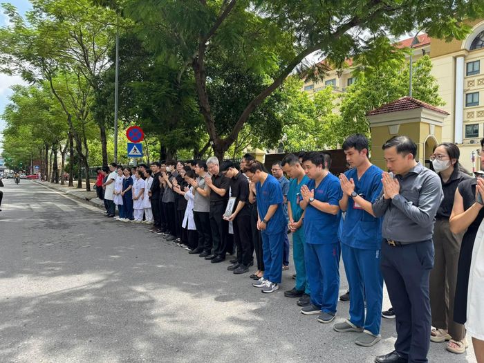 Các thế hệ học trò, cán bộ y tế, người lao động Trường Đại học Y Hà Nội, Bộ môn Hồi sức cấp cứu chờ ở cồng Trường Đại học Y Hà Nội trưa 1/8 để tiễn biệt GS Vũ Văn Đính. Ảnh: Hoàng Bùi Hải