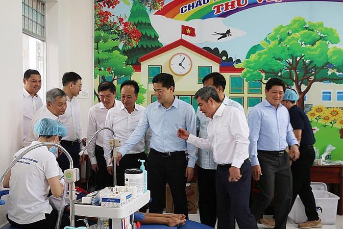 Ủy viên Ban Chấp hành Trung ương Đảng, Thứ trưởng Thường trực Bộ Y tế Vũ Mạnh Hà cùng lãnh đạo các vụ, cục thuộc Bộ Y tế rất quan tâm tới chương trình Nha học đường theo mô hình Trường - Trạm. Ảnh: Ngân Phạm.