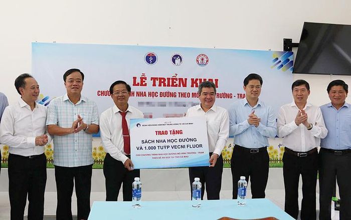 TS.BS.CKII. Lê Trung Chánh - Giám đốc Bệnh viện Răng Hàm Mặt Trung ương TPHCM trao địa phương sách và thuốc phục vụ Nha học đường. Ảnh: Ngân Phạm.