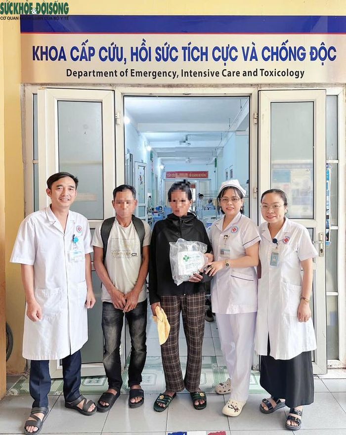 Lãnh đạo, y bác sĩ Bệnh viện Đa khoa khu vực Quảng Ninh cùng hỗ trợ kinh phí thăm khám, mua thuốc, ăn uống cho bệnh nhân người Lào.