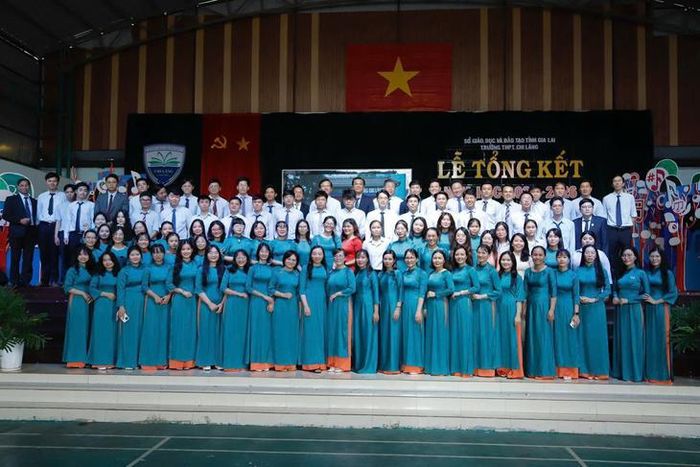 Đội ngũ giáo viên của nhà trường luôn tận tâm, nhiệt huyết, lấy học sinh làm trung tâm, giúp các em không ngừng tiến bộ, trưởng thành.