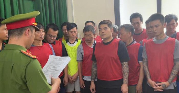 35 đối tượng liên quan bị bắt, khởi tố về hành vi "Tổ chức đánh bạc" và "Đánh bạc". Ảnh: CACC.