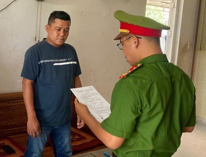 Cơ quan CSĐT Công an tỉnh Khánh Hòa tống đạt quyết định khởi tố bị can đối với Nguyễn Thanh Bình. Ảnh: CAKH