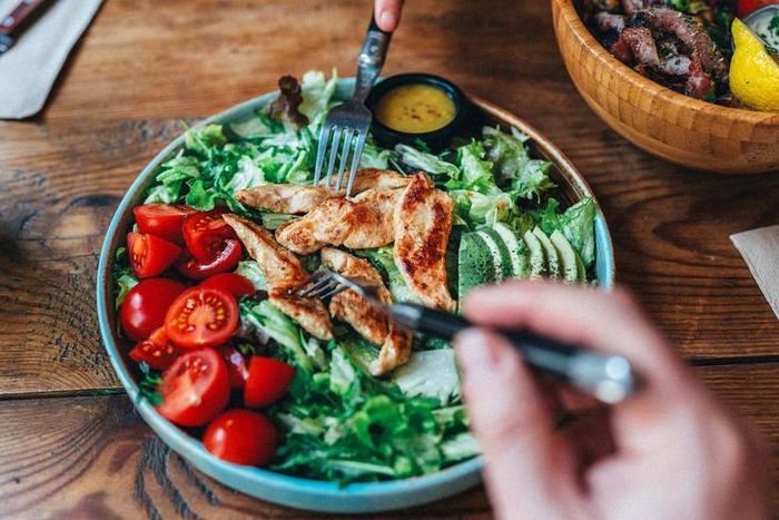 Chế độ ăn giảm đạm đã giúp cải thiện chỉ số đường huyết lúc đói, giảm mỡ thừa và kéo dài tuổi thọ lên tới hơn 50% mà không bắt buộc phải cắt giảm tổng lượng calo nạp vào. Ảnh minh họa: Filadendron/Getty Images