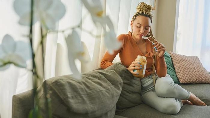 Ở những ngườ ít vận động, thói quen tiêu thụ quá nhiều chất đạm có thể đẩy nhanh tốc độ lão hóa tế bào, làm rối loạn chuyển hóa và thu hẹp tuổi thọ. Ảnh minh họa: LaylaBird/E+/Getty Images