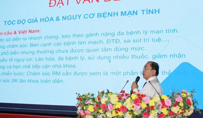 Chuyên đề "Sức khỏe răng miệng ở người cao tuổi: Chăm sóc và dự phòng" của TS.BS.CKII. Lê Trung Chánh - Giám đốc Bệnh viện Răng Hàm Mặt Trung ương TPHCM, Ủy viên Hội đồng Chuyên môn Bảo vệ sức khỏe cán bộ miền Nam được đồng sự báo cáo giúp để đảm bảo công tác tổ chức hội nghị. Ảnh: Mimosa.