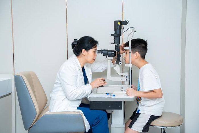 Khám mắt cho trẻ tại Bệnh viện Đông Đô. Ảnh: Phương Anh