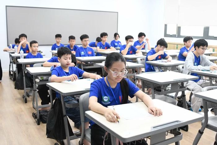 Các thí sinh được đội TNV hướng dẫn vào khu vực thi. Ảnh: Trọng Tài