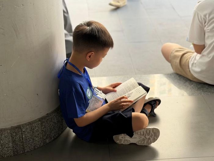 Một bạn tween đọc sách trước khi vào phòng thi.