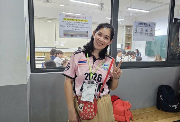  Cô Duangjaj cùng nhiều phụ huynh khác tới Việt Nam tiếp sức cho teen Thái dự thi. 