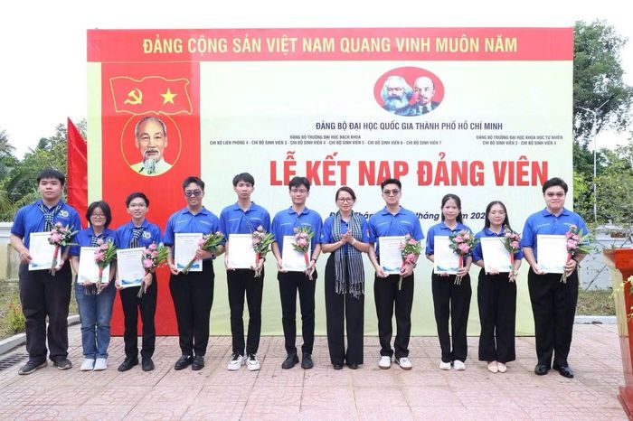 GS. TS. Nguyễn Thị Thanh Mai chúc mừng 10 chiến sĩ Mùa Hè Xanh vinh dự được kết nạp vào Đảng Cộng sản Việt Nam.
