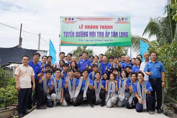 Đoàn công tác ĐHQG-HCM cùng Ban lãnh đạo địa phương và đội hình Mùa Hè Xanh dự lễ khánh thành tuyến đường Hội trụ ấp Tân Long, xã Tân Dương.