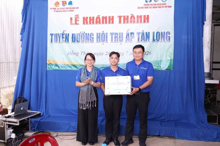 GS. TS. Nguyễn Thị Thanh Mai - Giám đốc cùng ban lãnh đạo Nhà trường trao quà thăm hỏi đến đại diện Ban chỉ huy Mùa Hè Xanh 2026.