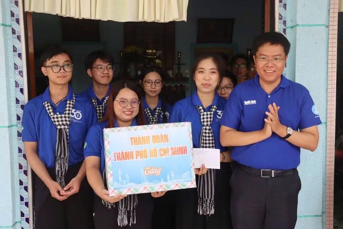 Phó bí thư Thành Đoàn TP.HCM Nguyễn Đăng Khoa thăm, tặng quà cho đội hình Trường Đai học Khoa học Tự nhiên tại xã Lấp Vò.