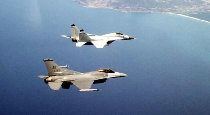 Một yếu tố khác là thời điểm đó các máy bay tiêm kích MiG-29 của Ukraine cũng hoạt động gần khu vực biên giới.
