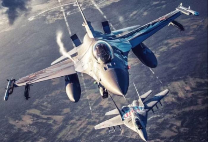Theo ông Ireneusz Nowak, một máy bay tiêm kích F-16 đã tiếp cận được mục tiêu ngay trước khi tên lửa lao xuống đất.