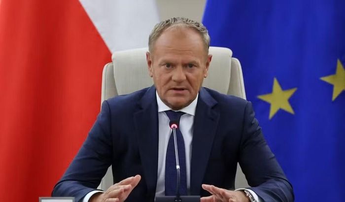 Trong khi đó, Thủ tướng Donald Tusk cho biết không có dấu hiệu cho thấy tên lửa này cố tình nhằm vào lãnh thổ Ba Lan.