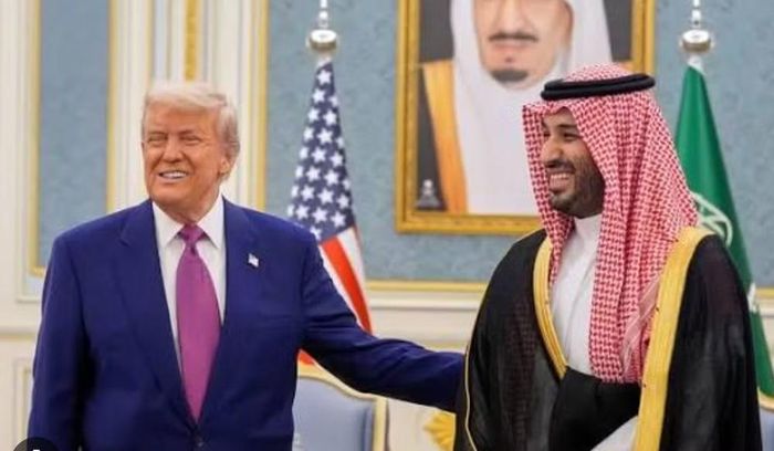 Trước đó, CNN dẫn lời 4 nguồn tin am hiểu vấn đề cùng một nguồn tin trong khu vực cho biết ông Trump đã điện đàm với Thái tử Arab Saudi Mohammed bin Salman trong ngày 1/8.