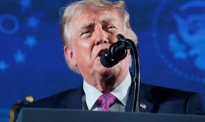 Chỉ một ngày trước đó, ông Trump còn tuyên bố Mỹ sẽ giáng đòn "rất mạnh" vào Iran nhằm buộc Tehran phải chấp nhận một thỏa thuận.